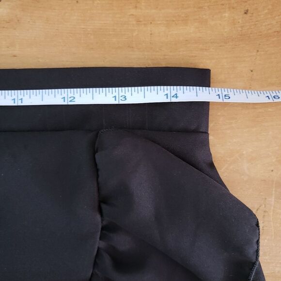 *NWT* Elegant Black Lightweight Ruffle Mini Skirt - Pretty Little Thing - Picture 4 of 5